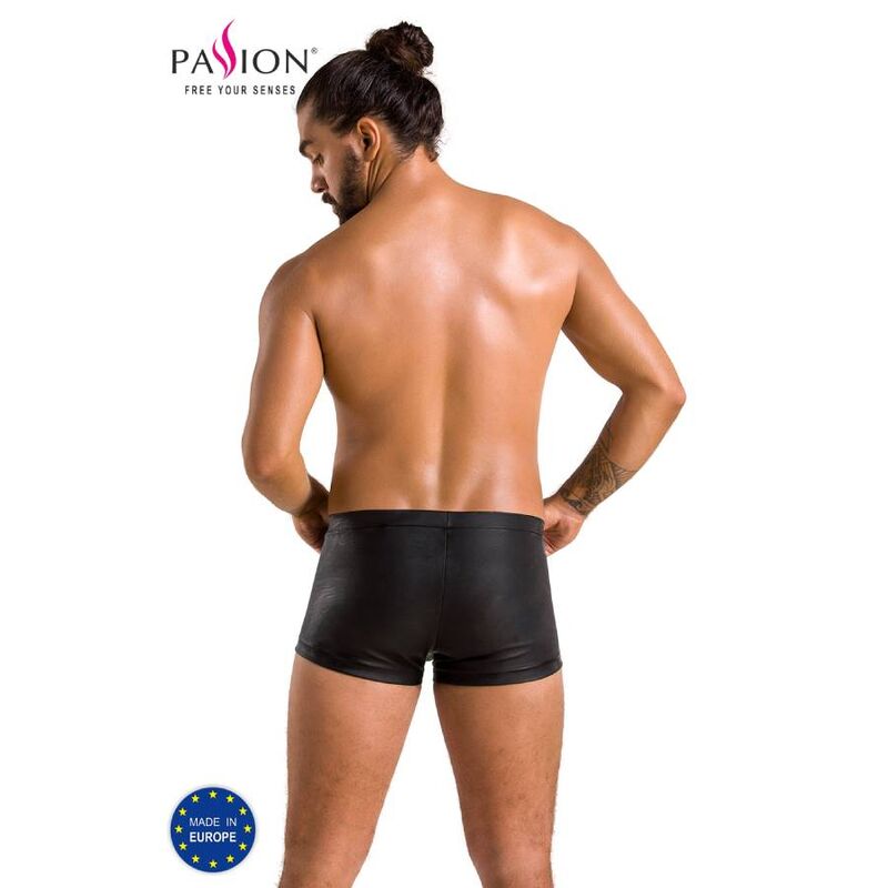Boxer homme effet cuir noir mat vu de dos : coupe galbante et finition mate, lingerie masculine certifiee Oeko-Tex fabriquee pour Passion.