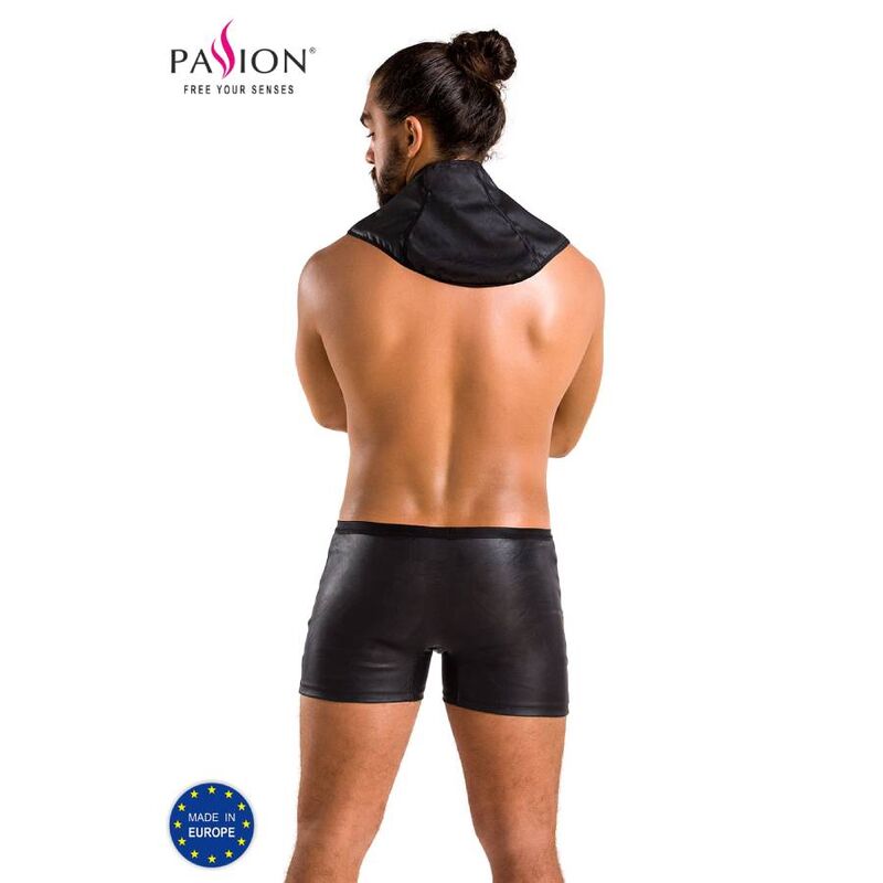 Ensemble homme effet cuir noir vu de dos : col cape couvrant les epaules et boxer galbant, lingerie masculine BDSM soft de la marque Passion.
