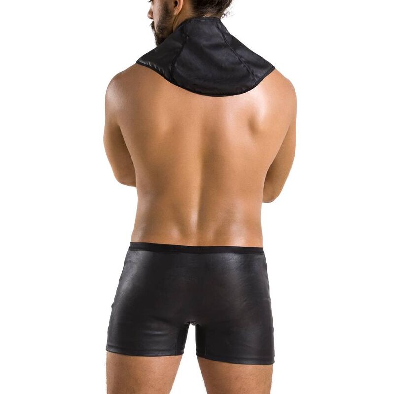 Ensemble homme effet cuir noir vu de dos : col cape sur les epaules et boxer galbant pres du corps, lingerie masculine BDSM de la marque Passion.