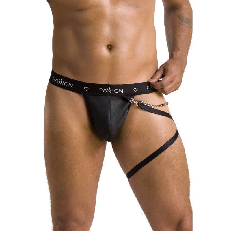 Gros plan jockstrap homme de face sur corps nu, poche effet cuir, ceinture logo Passion et chaine reliant la sangle de cuisse, lingerie masculine fetichiste