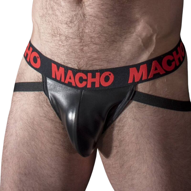 Jockstrap homme noir effet cuir vu de profil, ceinture logo Macho rouge et pochette galbante brillante en similicuir extensible, look fetichiste affirme.