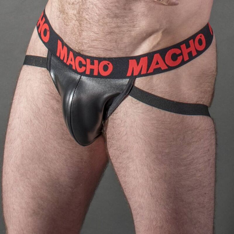 Jockstrap homme noir effet cuir vu de trois quarts, ceinture logo Macho rouge et pochette anatomique brillante en simili cuir stretch fetichiste.