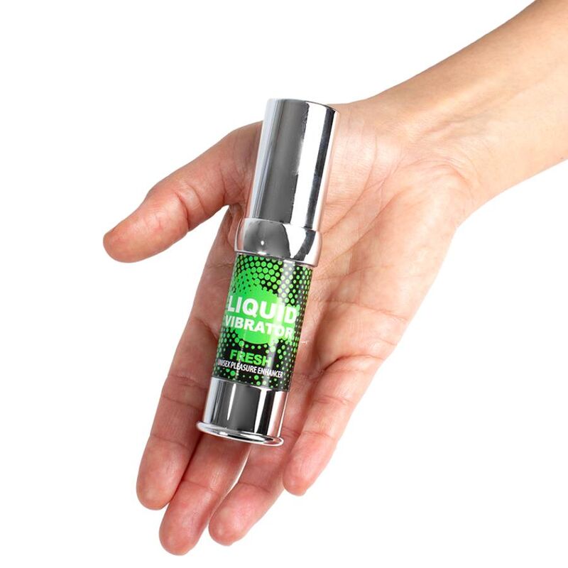 Main presentant le flacon Liquid Vibrator Fresh Secret Play vu en plongee, gel intime menthe effet froid et vibrant, format nomade airless pour stimuler les sensations.