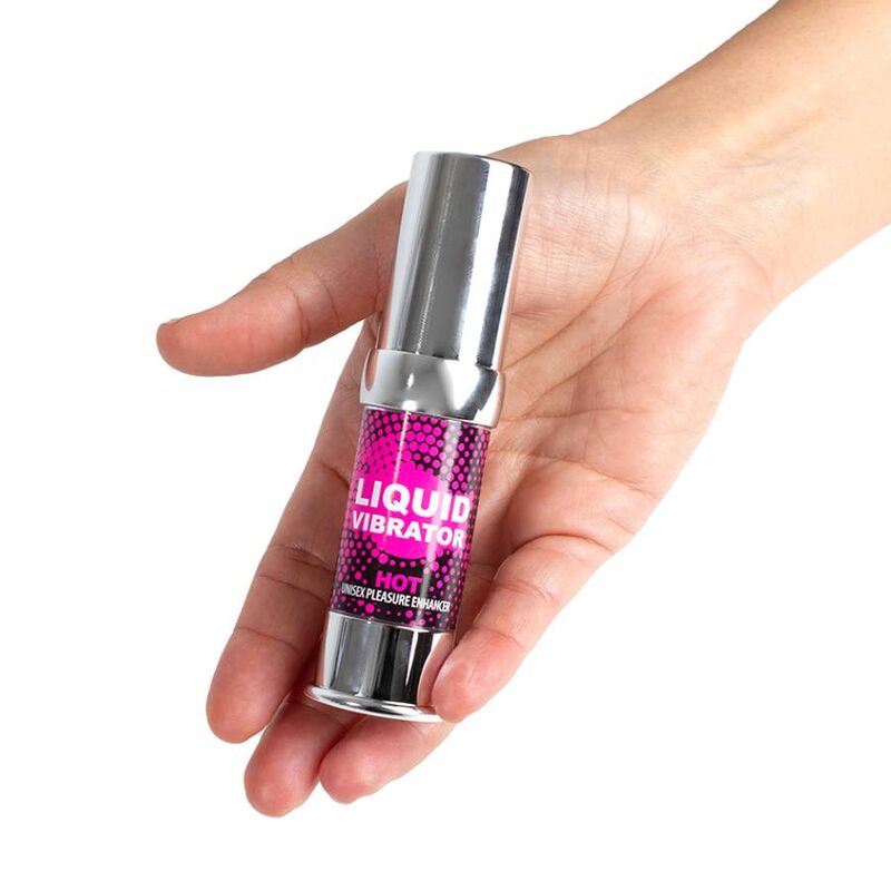 Main tenant le flacon Liquid Vibrator Hot Secret Play vu en plongee, gel intime vibrant et chauffant fraise creme, format nomade airless pour le couple.