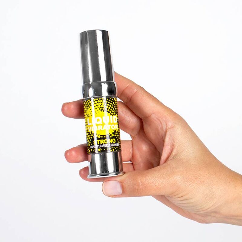 Gel stimulant Liquid Vibrator Strong tenu en main, flacon airless jaune Secret Play, gros plan montrant le format compact de l'intensificateur de plaisir unisexe a effet vibrant.