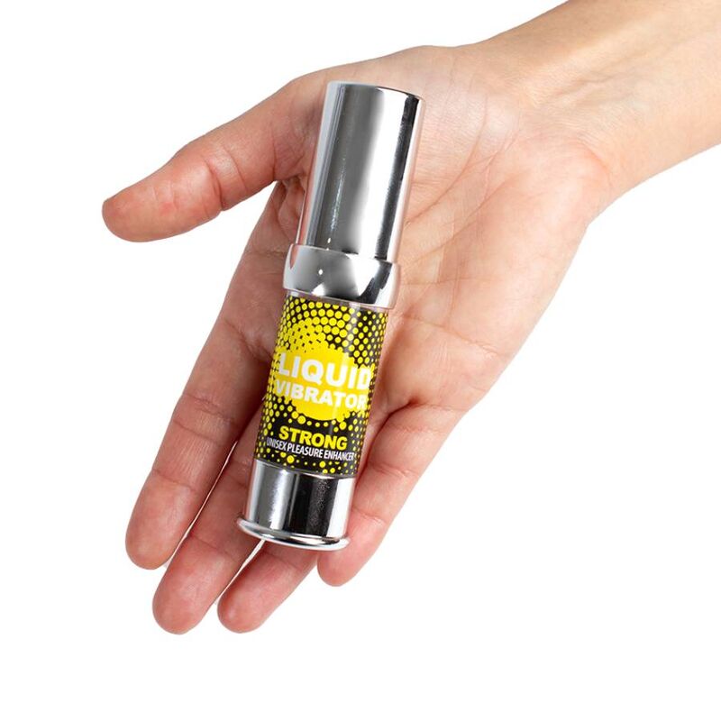 Main presentant le flacon airless du Liquid Vibrator Strong Secret Play vu de profil, gel intime vibrant unisexe, format nomade pour stimuler les sensations en massage.