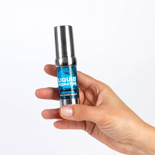 Flacon Liquid Vibrator Original tenu entre deux doigts, gel stimulant effet vibrant unisexe, design bleu pixelise, format nomade pour application ciblee.