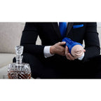 Masturbateur bouche Fleshlight Boost a etui bleu tenu en main, presentation elegante de la gamme orale a anneaux flottants Turbo Tech et succion reglable.