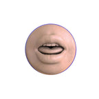 Gros plan frontal sur l'orifice oral moule du masturbateur bouche Fleshlight Boost, levres realistes en matiere souple pour une sensation de fellation.