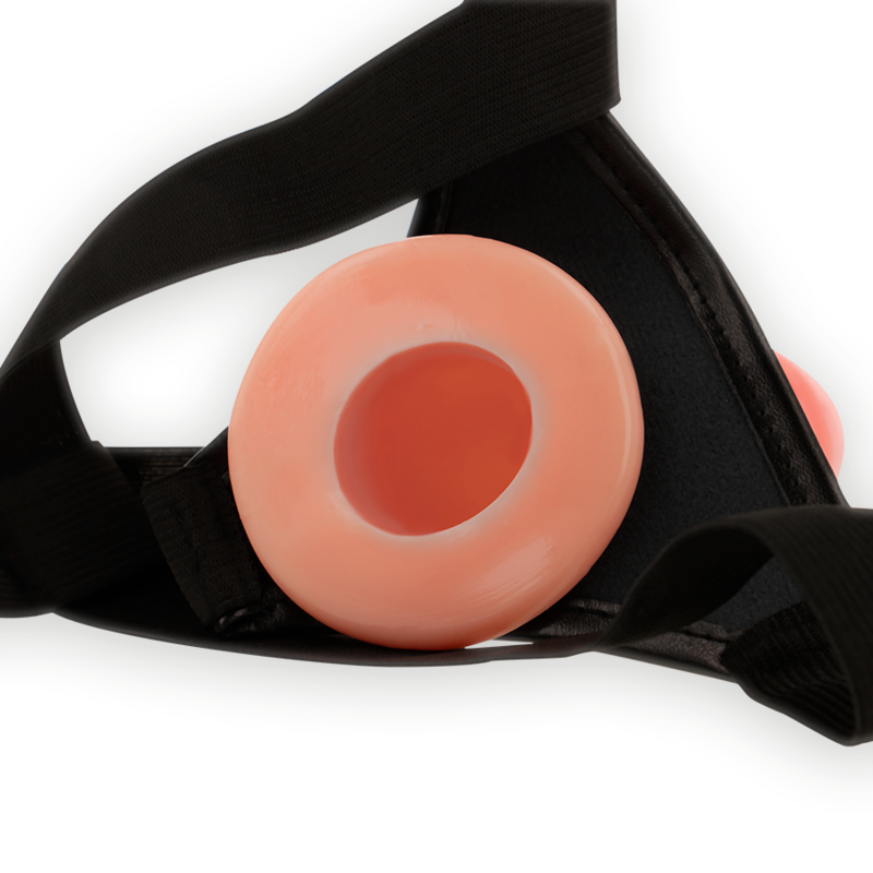 Gros plan sur l'ouverture arrière de la gaine couleur chair du harnais Intense, sangles élastiques noires visibles