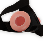 Gros plan sur l'ouverture arrière de la gaine couleur chair du harnais Intense TPR, sangles élastiques noires visibles