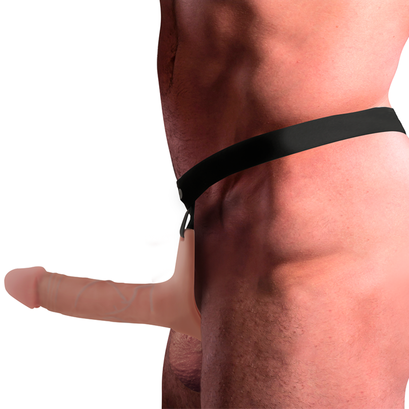 Vue de profil de la gaine couleur chair du harnais Intense en silicone, portée à la hanche