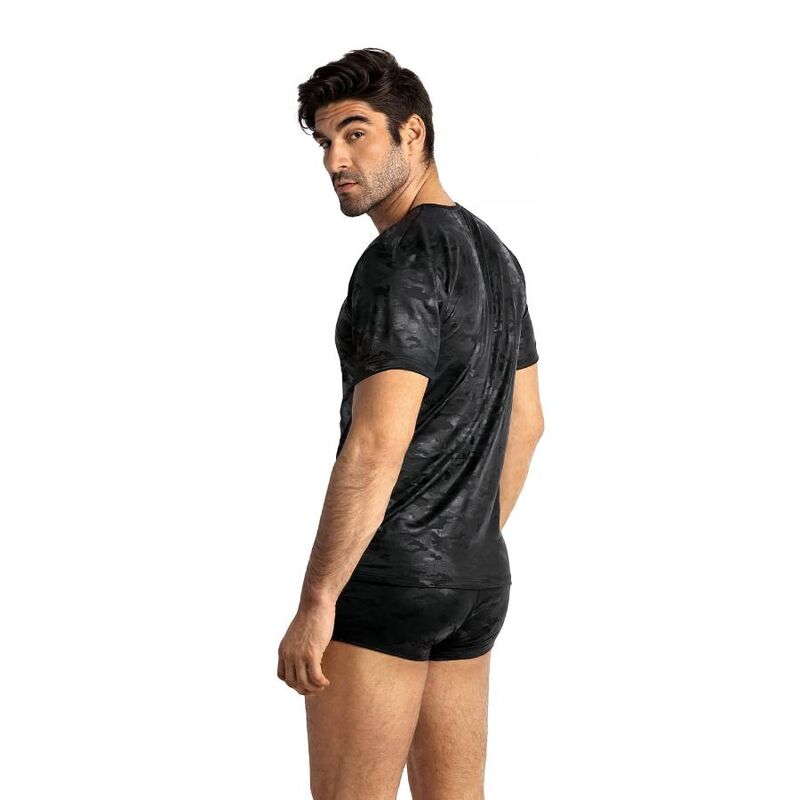 T-shirt homme microfibre Electro vu de profil sur un mannequin, manches courtes, imprime camouflage noir ton sur ton, microfibre douce extensible coupe pres du corps, logo Anais