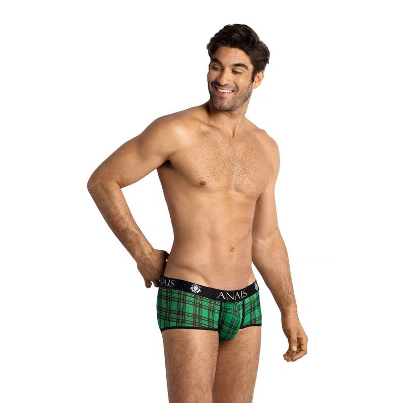 Homme torse nu de trois-quarts main a la hanche en slip echancre Magic a carreaux verts, lycra ajuste, ceinture Anais, lingerie masculine valorisante.