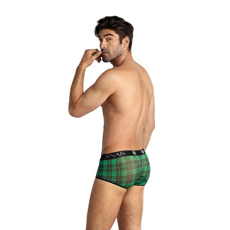 Vue de dos en profil d'un homme torse nu en slip echancre Magic a carreaux verts, lycra moulant le fessier, ceinture Anais, lingerie masculine sexy.