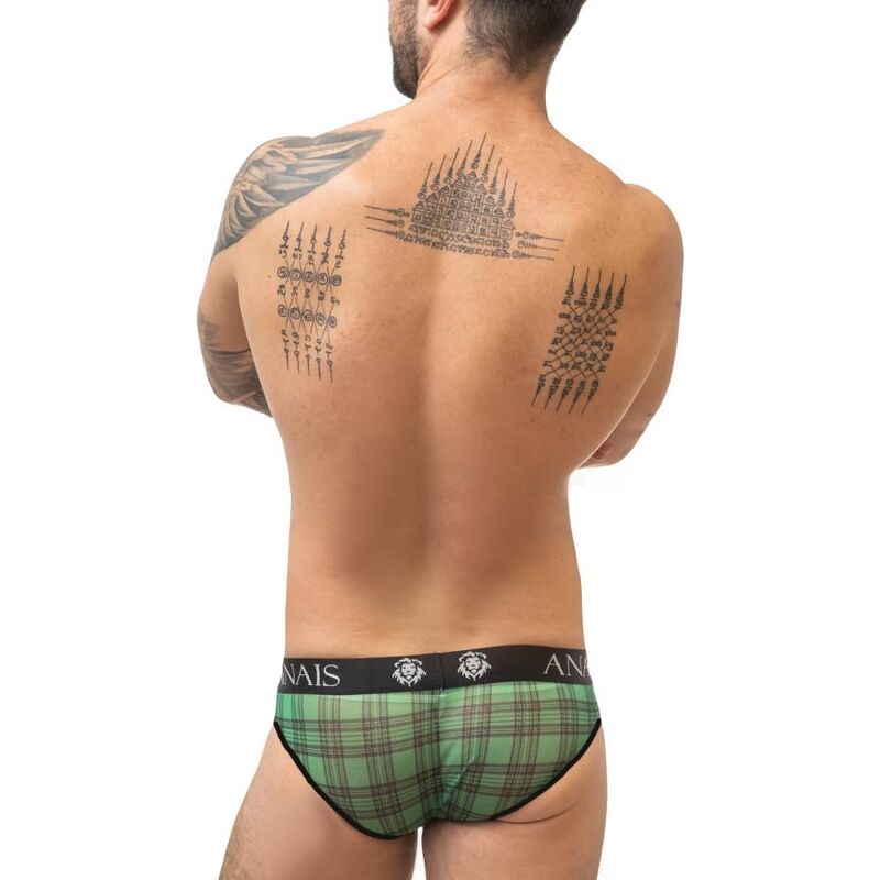 Vue de dos d'un homme torse nu tatoue en slip Magic a carreaux verts, ceinture Anais, lycra moulant epousant le fessier, lingerie masculine sexy.