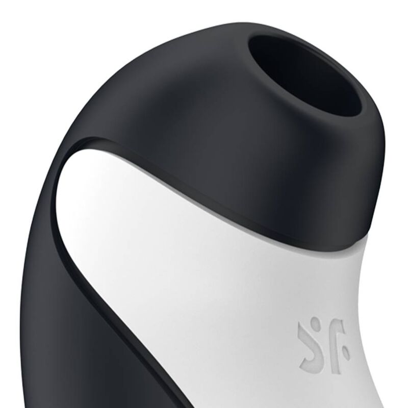 Stimulateur clitoridien Orca en gros plan, embout d'aspiration ouvert et corps bicolore facon orque en silicone medical, air pulse et vibration Satisfyer etanche.