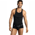Debardeur homme Essence en microfibre noire porte de face par un modele, coupe nageur sans manches et boxer assorti a la ceinture logo Anais opaque.