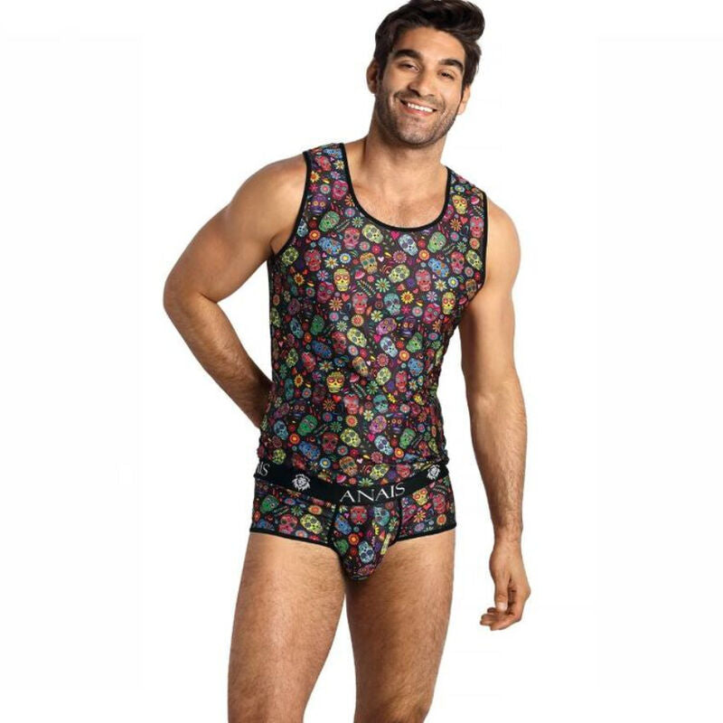 Homme souriant main a la hanche en debardeur et boxer Mexico calaveras, lycra a tetes de mort colorees, ceinture Anais, ensemble de lingerie masculine festive.