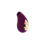 Stimulateur clitoridien Divine Love violet vu de trois quarts, ouverture d'aspiration arrondie et corps en goutte silicone, double fonction discrete et rechargeable.