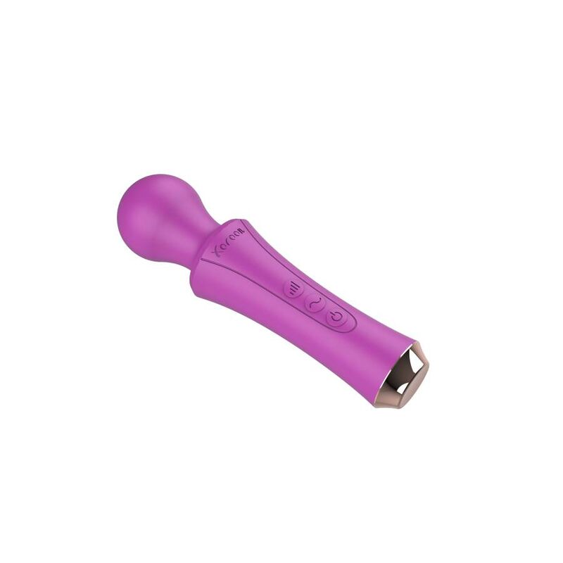 Baguette de massage Personal Wand violette vue couchee en diagonale, tete arrondie et boutons de commande sur le manche silicone, base de recharge metallisee.