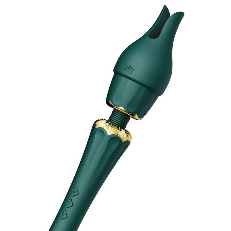 Le Kyro vert avec embout en pétales ouverts dressé sur le col doré, manche cannelé incliné, accessoire de stimulation en fleur, fantaisie épurée. Marque Zalo, baguette Kyro luxe.