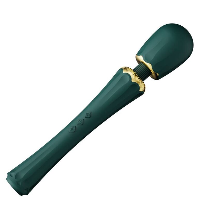 Le wand Kyro vert en diagonale, grosse tête ronde et manche cannelé, finition sapin laquée, baguette de massage corporel puissante et raffinée. Marque Zalo, baguette Kyro luxe.