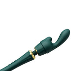 Gros plan de l'embout lapin vert à deux branches courbes monté sur le manche Kyro, silicone laqué, accessoire fantaisie pour double stimulation. Marque Zalo, baguette Kyro luxe.