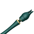 Wand Kyro vert coiffé d'un embout à deux pointes effilées, fixé en diagonale, accessoire de micro-stimulation lisse, silicone laqué, sans réalisme. Marque Zalo, baguette Kyro luxe.