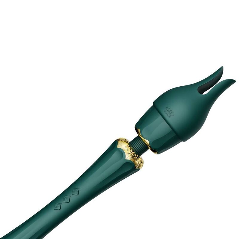 Wand Kyro vert coiffé d'un embout à deux pointes effilées, fixé en diagonale, accessoire de micro-stimulation lisse, silicone laqué, sans réalisme. Marque Zalo, baguette Kyro luxe.
