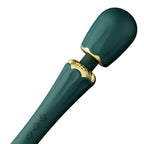 Gros plan incliné de la tête bombée verte du wand Kyro et de son col doré strié, silicone laqué brillant, vibrations concentrées, aucune anatomie. Marque Zalo, baguette Kyro luxe.