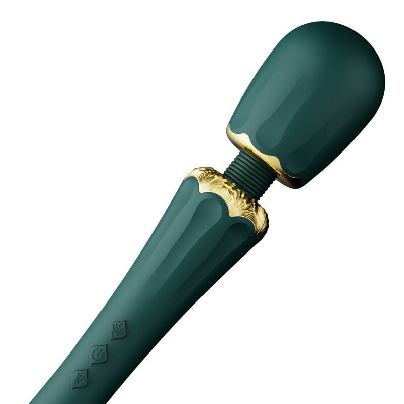 Gros plan incliné de la tête bombée verte du wand Kyro et de son col doré strié, silicone laqué brillant, vibrations concentrées, aucune anatomie. Marque Zalo, baguette Kyro luxe.
