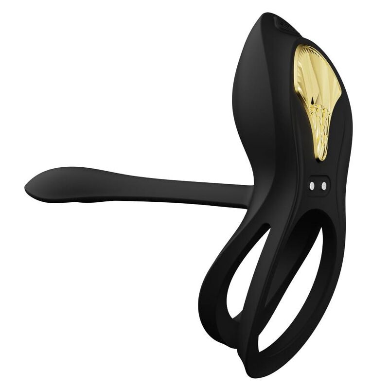 Anneau vibrant Bayek noir de trois quarts, double boucle et bras extensible tendu, écusson doré, accessoire de couple en silicone lisse et souple. Marque Zalo, cockring Bayek de couple.