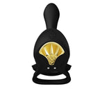 Le Bayek noir de face avec double anneau et petit stimulateur dressé, plastron doré central, bouton power, anneau vibrant de couple sans anatomie. Marque Zalo, cockring Bayek de couple.