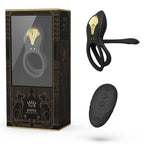 Boîte Bayek noire et dorée à motifs félins égyptiens présentée avec le cockring noir et sa télécommande galet posés à côté, ensemble de couple. Marque Zalo, cockring Bayek de couple.