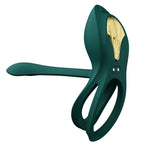 Cockring Bayek vert de trois quarts, double anneau et bras extensible tendu sur le côté, écusson doré, accessoire de couple en silicone laqué souple. Marque Zalo, cockring Bayek de couple.