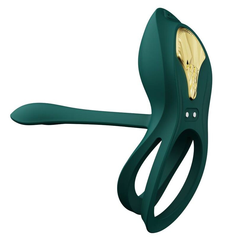 Cockring Bayek vert de trois quarts, double anneau et bras extensible tendu sur le côté, écusson doré, accessoire de couple en silicone laqué souple. Marque Zalo, cockring Bayek de couple.