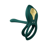 Anneau vibrant Bayek vert en diagonale, double boucle et bras extensible courbe, écusson doré central, silicone laqué, accessoire de couple discret. Marque Zalo, cockring Bayek de couple.