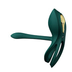 Anneau Bayek vert vu de côté, double boucle et bras extensible incurvé tendu, écusson doré central, accessoire de couple en silicone souple, sans anatomie.