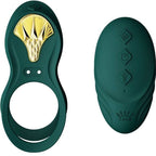 Anneau Bayek vert à plastron doré accompagné de sa télécommande galet verte, accessoire de couple en silicone laqué lisse, présentation duo, sans relief.