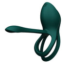 Anneau Bayek vert vu de côté, double boucle enroulée et bras extensible relevé, silicone vert laqué, accessoire de couple au design fluide minimaliste.