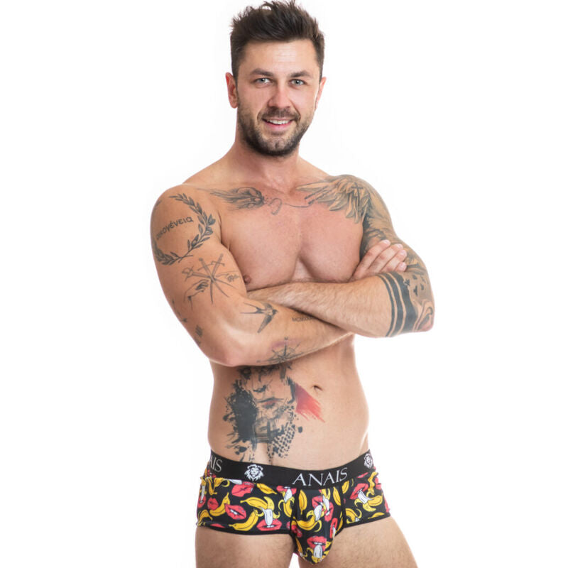 Boxer bananes et bouches porte de face sur torse nu tatoue, lycra doux, ceinture Anais, coupe sportive ajustee, imprime coquin colore, bras croises.
