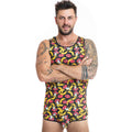 Debardeur homme imprime bananes porte bras croises, maille lycra stretch sans manches Anais, coupe moulante colore qui souligne le buste, vue de face.