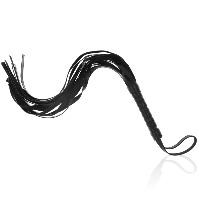 Martinet noir a longues lanieres souples du coffret Ohmama numero 7, dispose en courbe avec sa dragonne, pour doser facilement l'intensite des jeux de discipline en couple