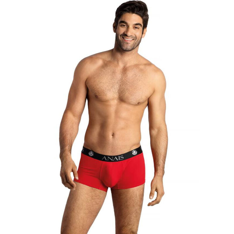 Boxer homme Soul microfibre rouge bordure noire porte de face par un modele torse nu, coupe sportive jambes longues, maille douce extensible Anais epousant le corps.