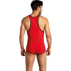 Debardeur homme microfibre rouge bordure noire porte de dos avec slip assorti, dos nageur racerback, coupe ajustee Anais degageant le dos masculin, vue arriere.