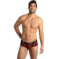 Slip leopard rouge porte de trois-quarts sur torse nu, microfibre douce, ceinture Anais, coupe ajustee a motif animalier rouge expressif.