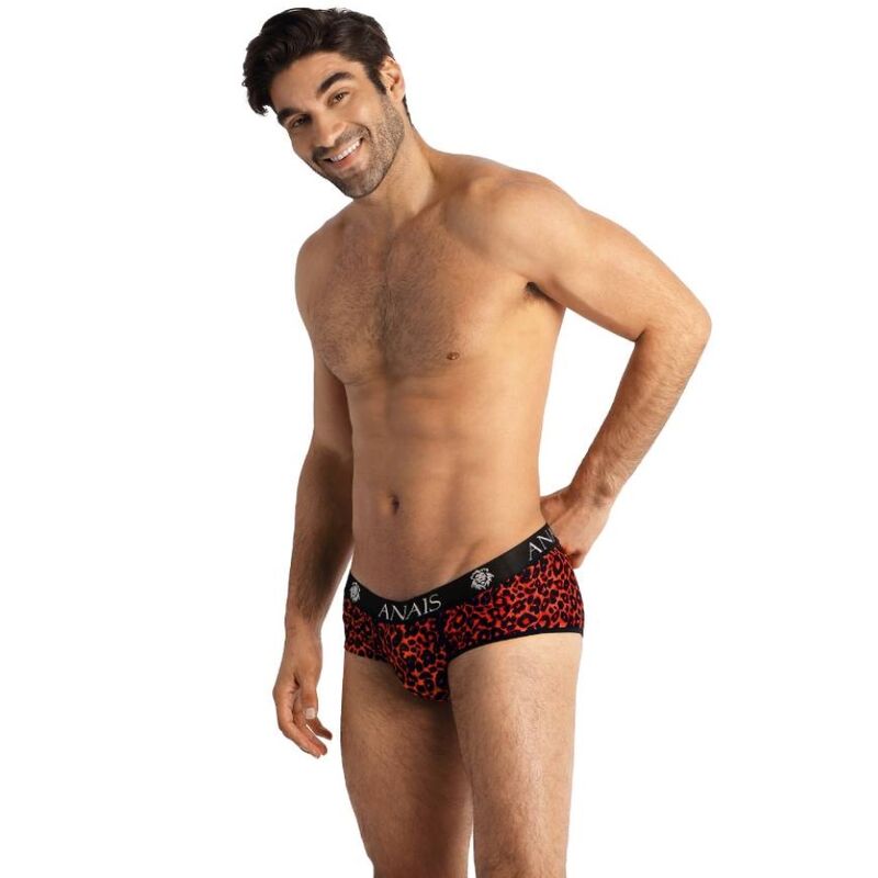 Slip leopard rouge porte de face sur corps nu, microfibre extensible, motif animalier vif, coupe seconde peau soulignant la silhouette.