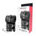 Boite Darkness Wide Black Handcuffs with Fur presentant la large menotte cuir PVC noir doublee fausse fourrure, anneaux en D et chaine pour bondage confortable.