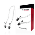 Pinces a tetons Darkness en metal a chaine posees devant leur boite Metal Nipple Clams, embouts noirs reglables pour la stimulation sensuelle des mamelons.